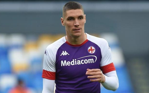 尽管他在进 尽管他在进